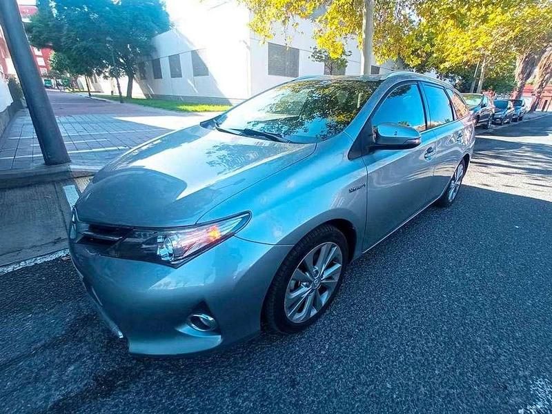 Usado Toyota Auris Touring Sports Advance 136 CV (100 kW) 2014 Gris Familiar