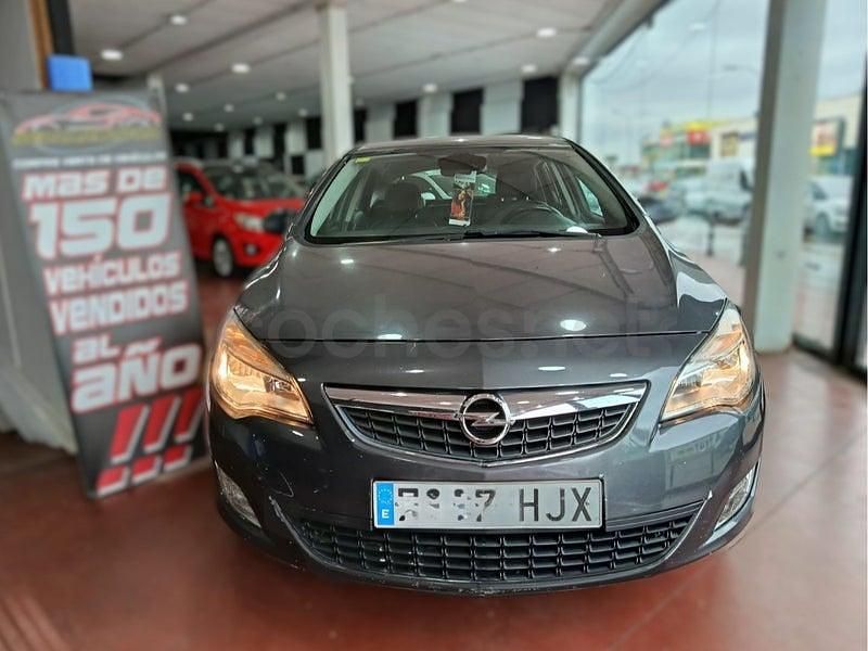 Usado Opel Astra Excellence 125 CV (91 kW) 2012 Gris / plata Berlina