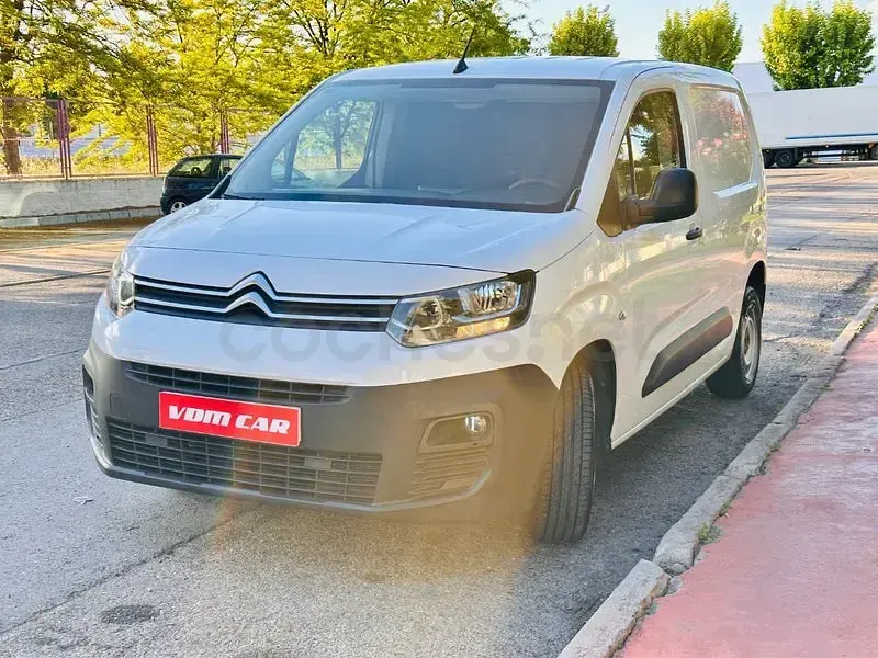 Usado Citroën Berlingo Live 102 CV (75 kW) 2021 Blanco Monovolumen