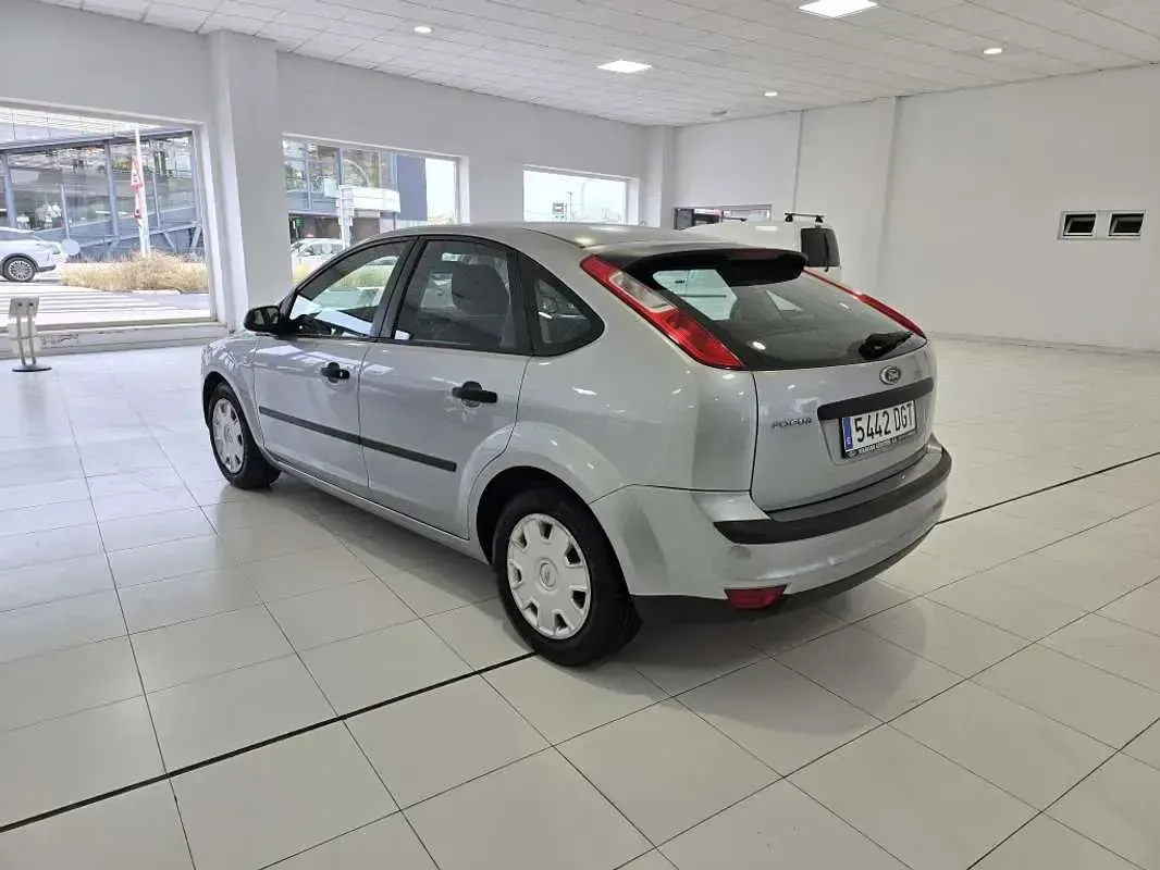Usado Ford Focus Trend 101 CV (74 kW) 2005 Plateado Utilitario