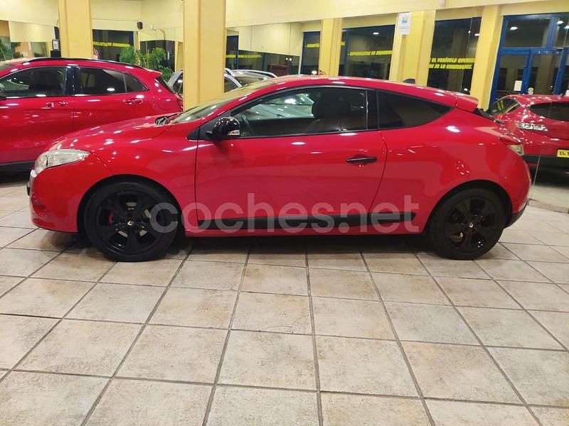 Usado Renault Mégane Dynamique 110 CV (80 kW) 2011 Rojo Berlina