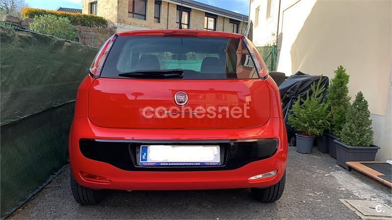 Usado Fiat Punto Evo Life 69 CV (50 kW) 2011 Rojo Utilitario