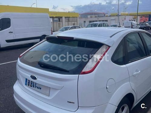 Usado Ford Focus Trend 109 CV (80 kW) 2009 Blanco Berlina