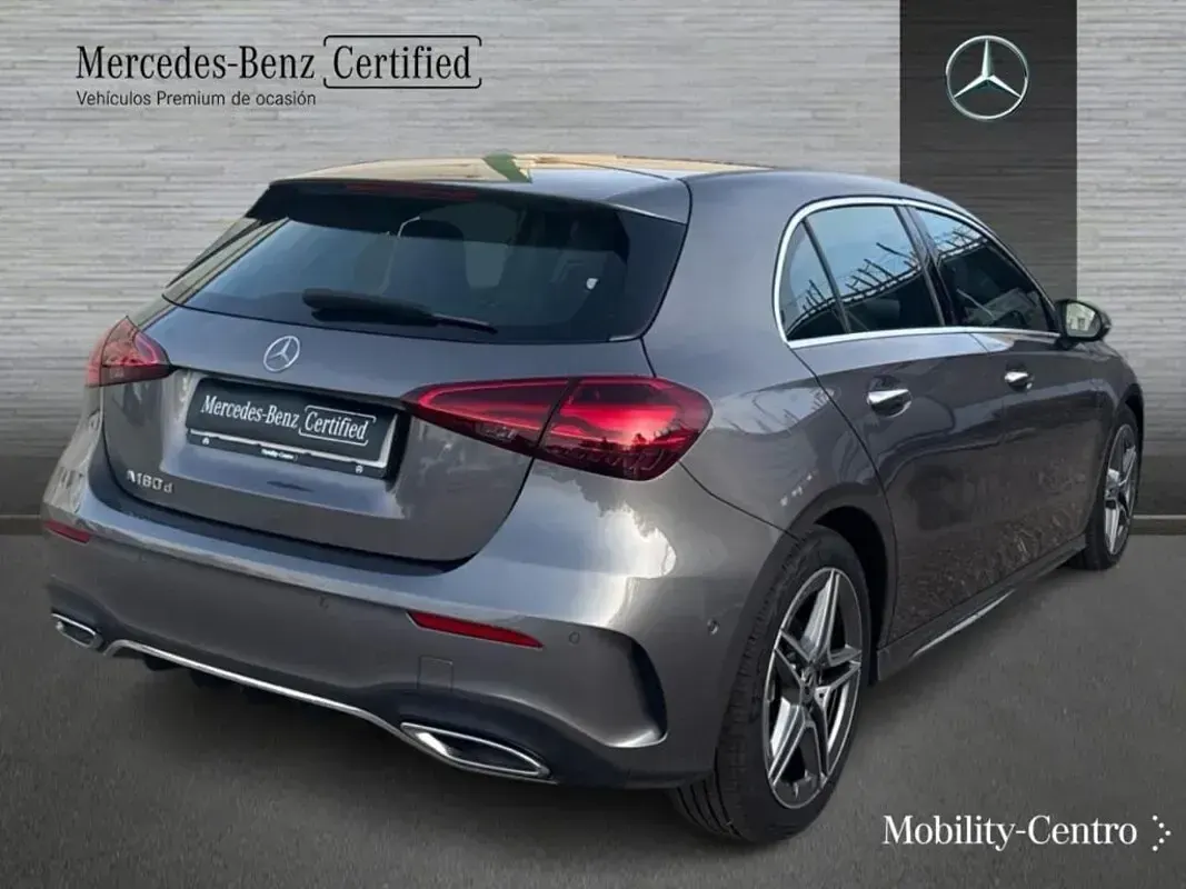 Usado Mercedes A180 AMG line 116 CV (85 kW) 2024 Gris montaña Berlina