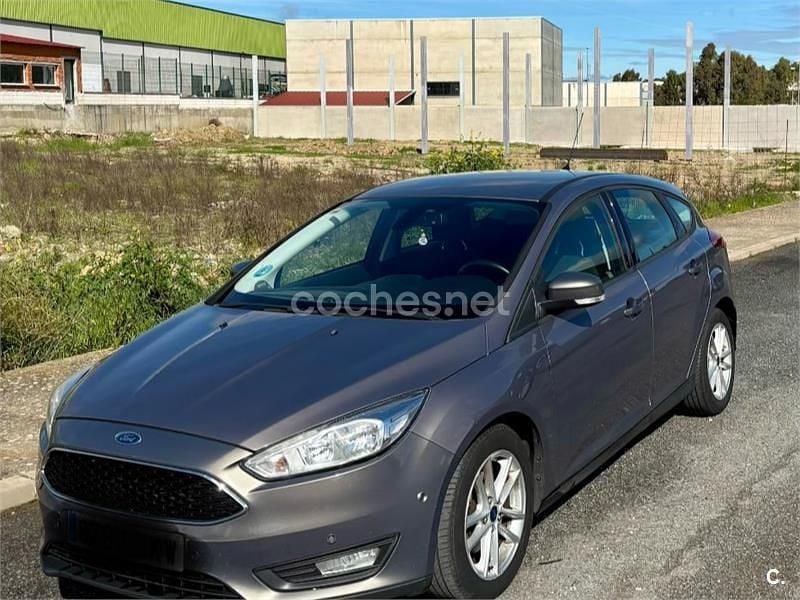 Usado Ford Focus Trend 125 CV (91 kW) 2015 Gris / plata Berlina