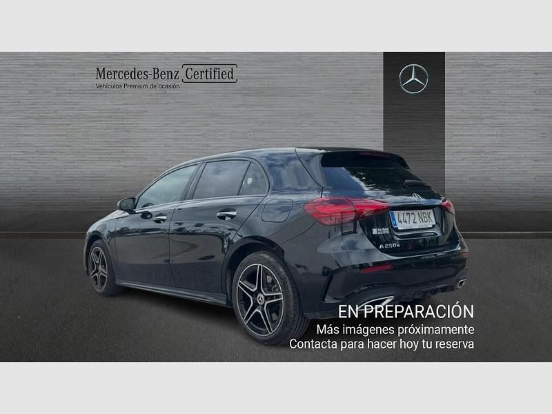 Usado Mercedes A250 AMG line 218 CV (160 kW) 2025 Blanco Berlina