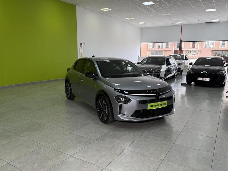 Usado Lancia Ypsilon 100 CV (73 kW) 2025 Gris Utilitario