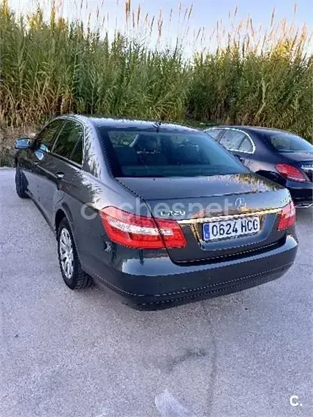 Usado Mercedes E220 170 CV (125 kW) 2009 Gris / plata Berlina
