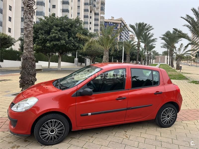 Rojo Usado 2008 Renault Clio II Authentique Berlina | 2900 € (Buen precio) - Imagen 1/4
