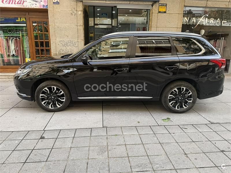 Usado Mitsubishi Outlander P-HEV 224 CV (164 kW) 2018 Negro SUV