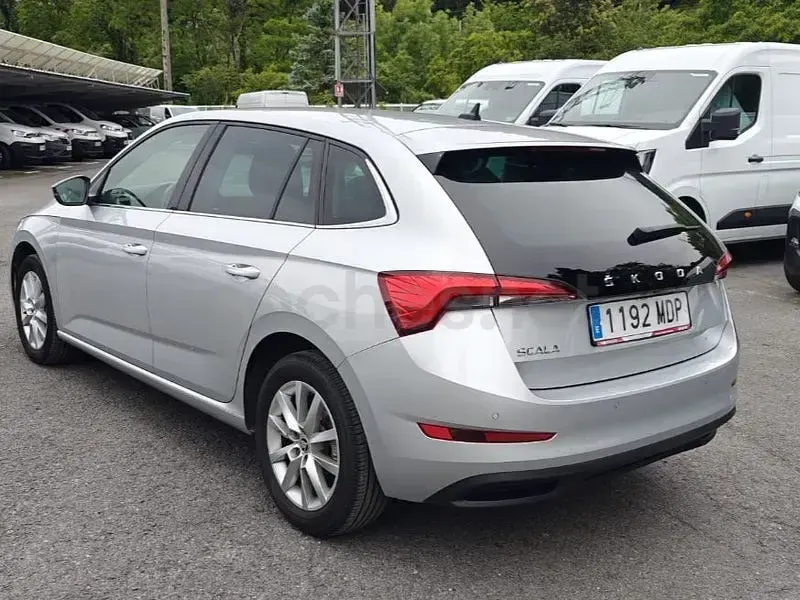 Usado Skoda Scala Ambition 95 CV (69 kW) 2023 Gris / plata Utilitario