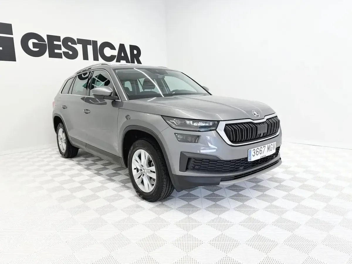 Usado Skoda Kodiaq Ambition 150 CV (110 kW) 2023 Gris SUV