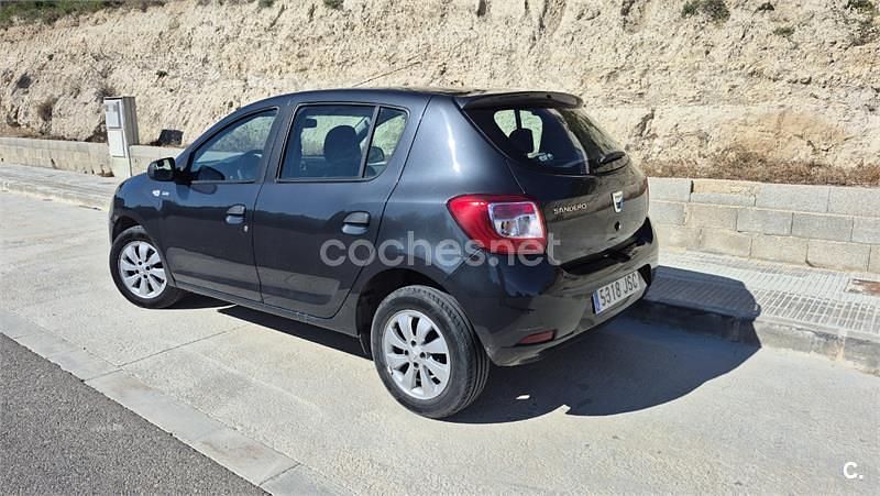 Usado Dacia Sandero Ambiance 75 CV (55 kW) 2016 Gris / plata Berlina