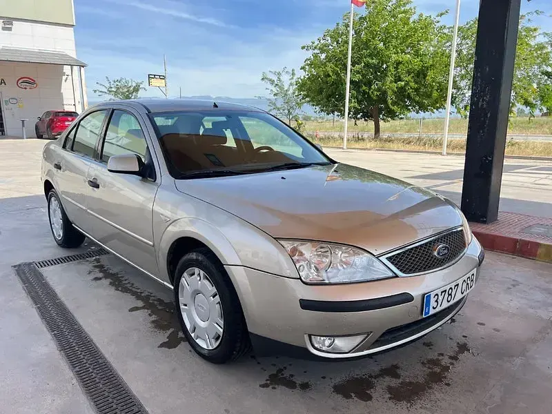 Usado Ford Mondeo Ambiente 115 CV (84 kW) 2004 Beige Berlina