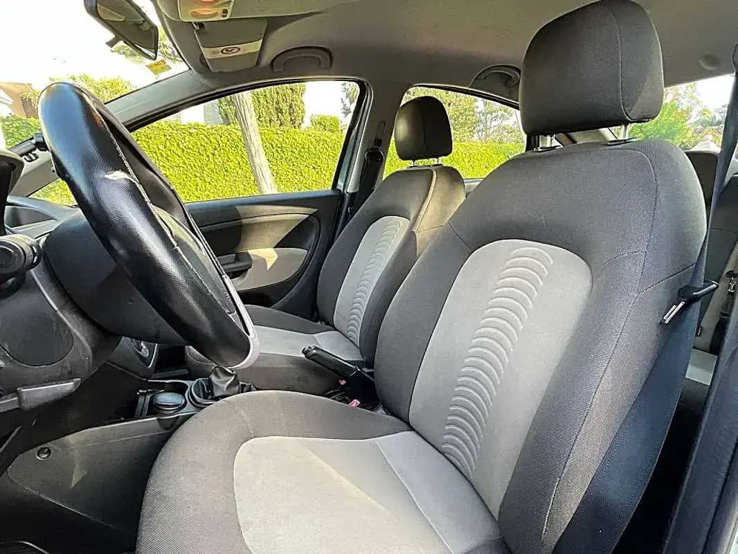 Usado Fiat Linea Active 77 CV (56 kW) 2010 Gris / plata Berlina