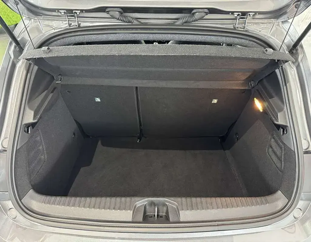 Usado Renault Clio Techno 101 CV (74 kW) 2025 Gris Utilitario