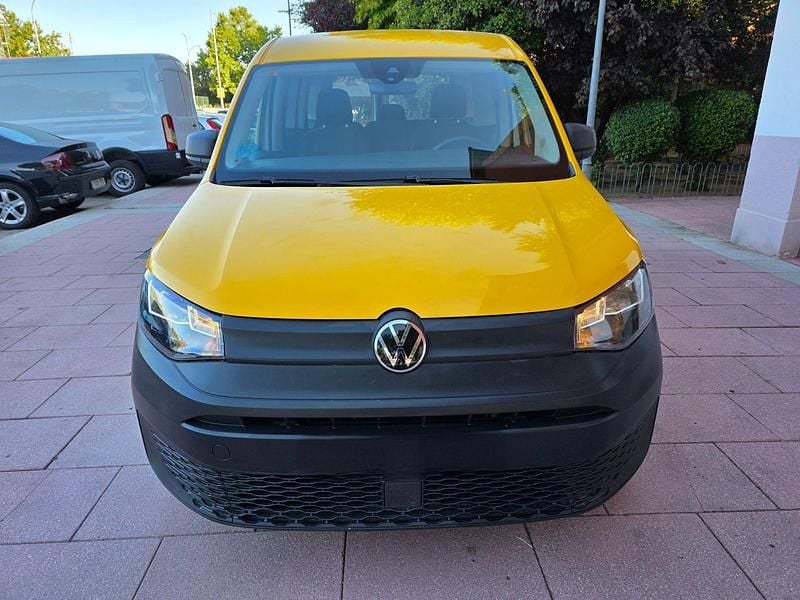 Usado VW Caddy 102 CV (75 kW) 2022 Amarillo Monovolumen