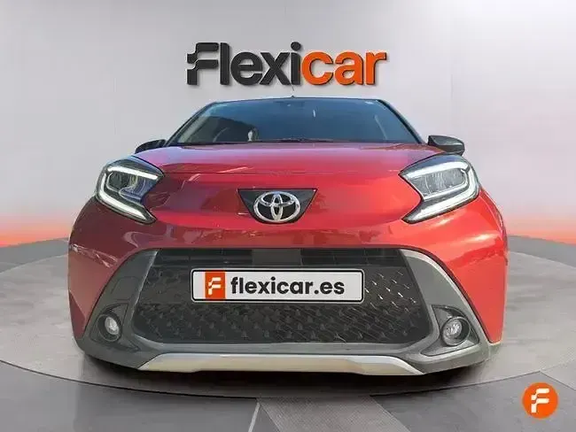 Usado Toyota Aygo Play 72 CV (52 kW) 2022 Rojo