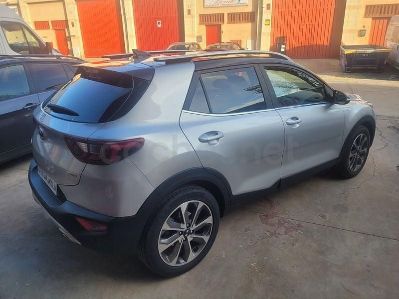 Usado Kia Stonic 100 CV (73 kW) 2020 Gris / plata SUV