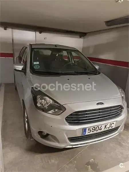 Usado Ford Ka Plus Ultimate 85 CV (62 kW) 2018 Gris / plata Utilitario
