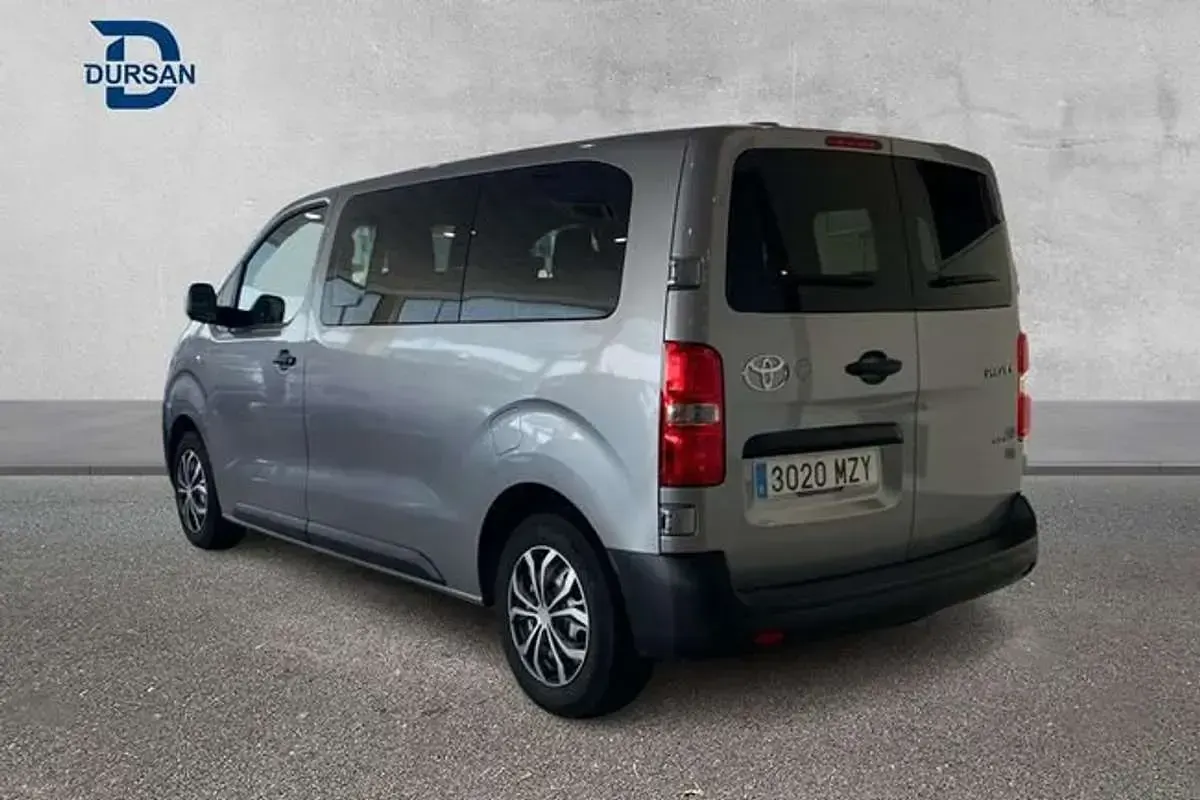 Usado Toyota Proace 100 kW (136 CV) 2025 Gris Monovolumen
