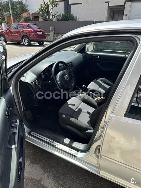 Usado VW Golf IV 100 CV (73 kW) 2002 Gris / plata Berlina