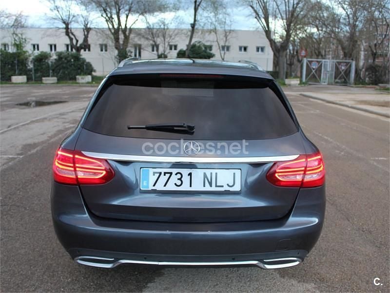 Usado Mercedes C180 Avantgarde 156 CV (114 kW) 2015 Gris / plata Berlina