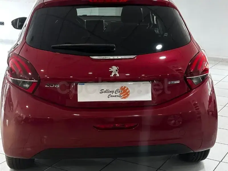Używany Peugeot 208 Style 82 KM (60 kW) 2016 Czerwony Hatchback
