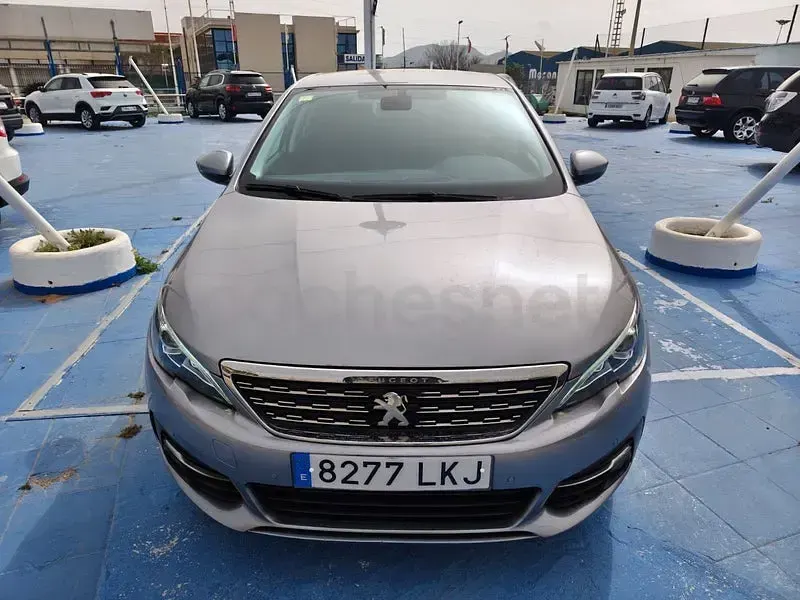 Usado Peugeot 308 Allure 130 CV (95 kW) 2021 Gris / plata Berlina