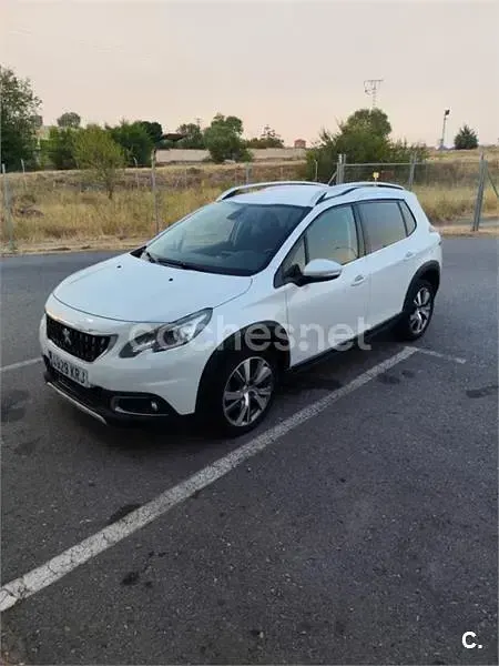 Usado Peugeot 2008 Allure 120 CV (88 kW) 2018 Blanco SUV