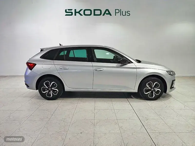 Usado Skoda Scala Selection 115 CV (84 kW) 2025 Gris / plateado Utilitario