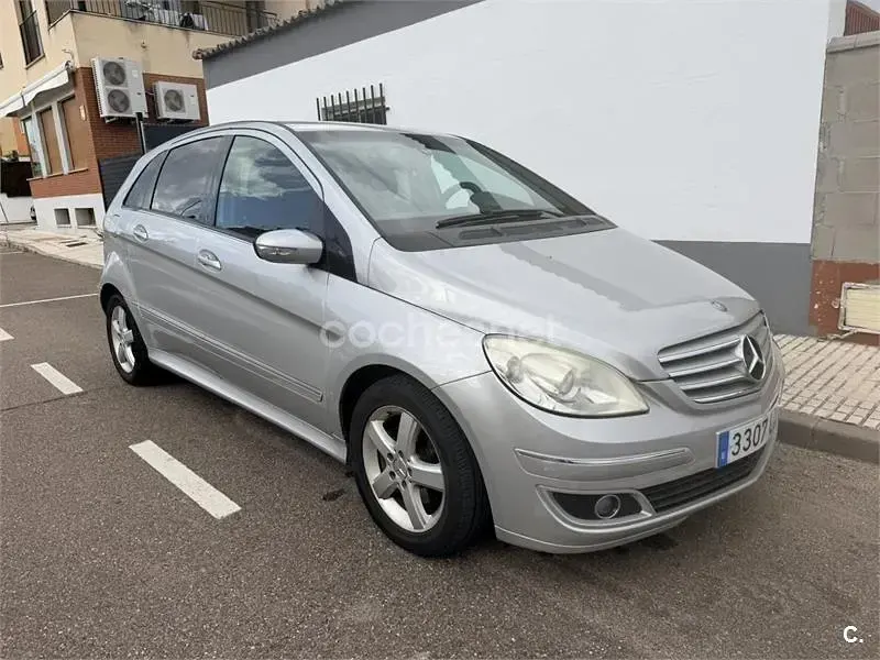 Usado Mercedes B200 140 CV (102 kW) 2006 Gris / plata Monovolumen