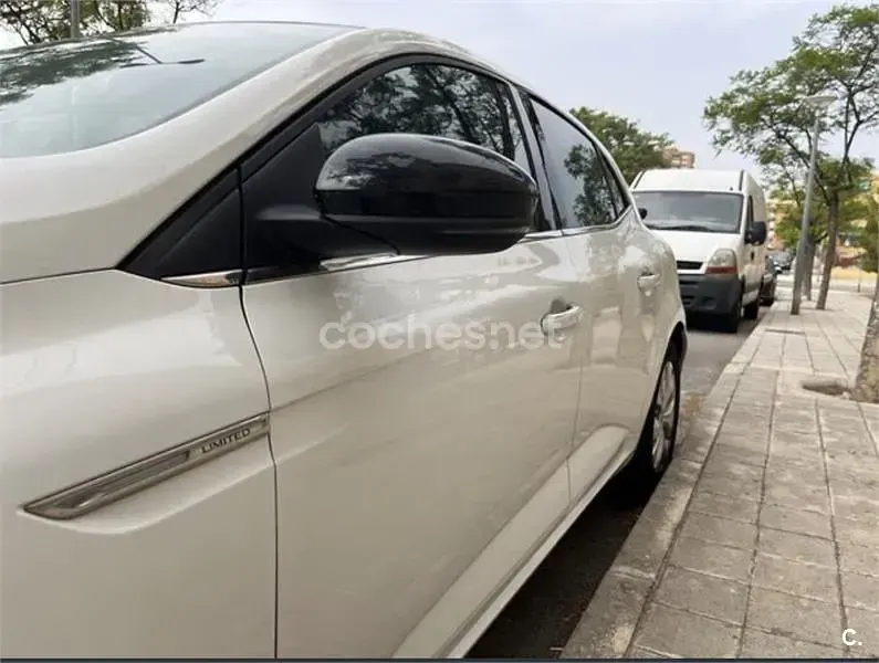 Usado Renault Mégane LIMITED 115 CV (84 kW) 2019 Blanco Berlina