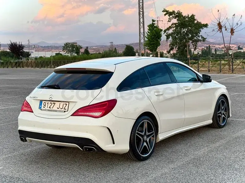 Usado Mercedes CLA220 Shooting Brake AMG line 177 CV (130 kW) 2015 Blanco Familiar