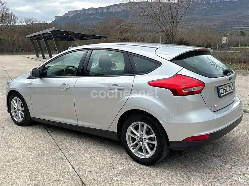 Usado Ford Focus Trend 125 CV (91 kW) 2016 Blanco Berlina