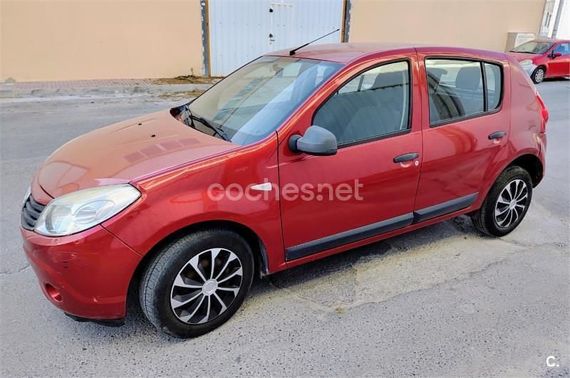 Usado Dacia Sandero Ambiance 75 CV (55 kW) 2011 Rojo Utilitario