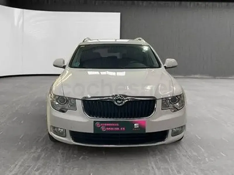 Usado Skoda Superb Exclusive 160 CV (117 kW) 2011 Blanco Familiar