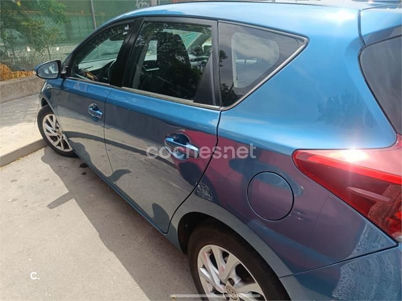 Usado Toyota Auris Active 112 CV (82 kW) 2016 Azul Berlina