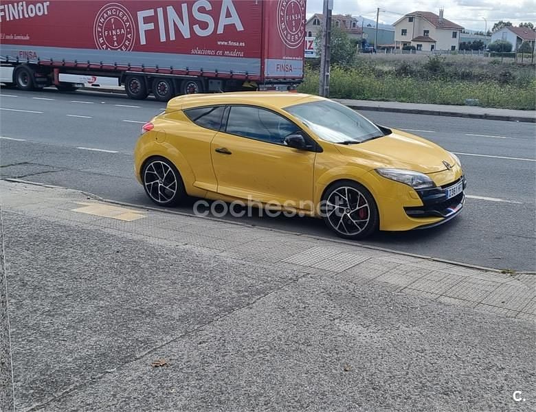 Usado Renault Mégane 250 CV (183 kW) 2011 Amarillo Berlina