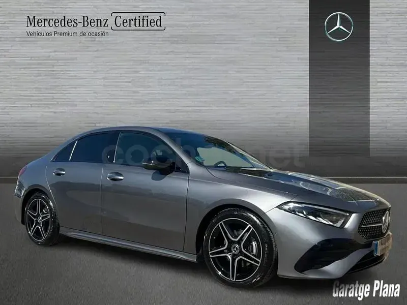 Usado Mercedes A180 136 CV (100 kW) 2025 Gris / plata Berlina