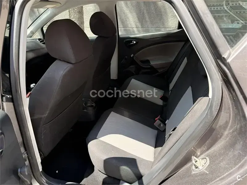 Usado Seat Ibiza Reference 85 CV (62 kW) 2015 Gris / plata Berlina