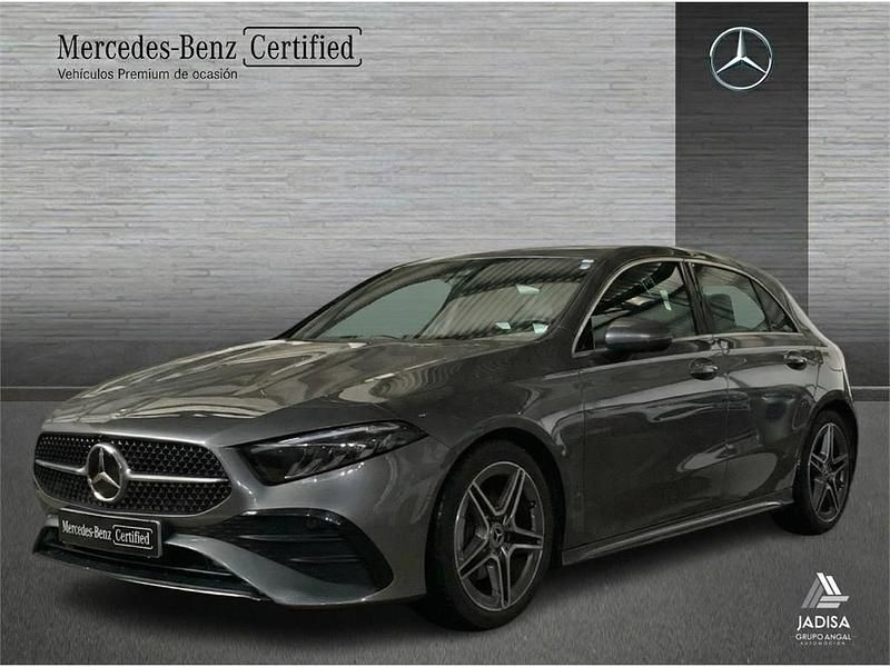 Usado Mercedes A180 AMG line 136 CV (100 kW) 2025 Gris montaña Berlina