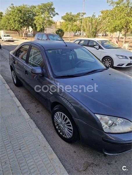 Usado Ford Mondeo Ambiente 115 CV (84 kW) 2004 Gris / plata Berlina
