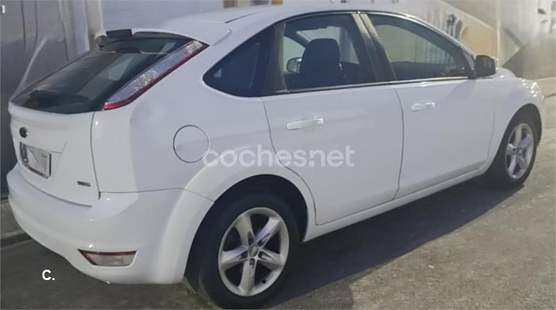 Usado Ford Focus Trend 109 CV (80 kW) 2010 Blanco Berlina