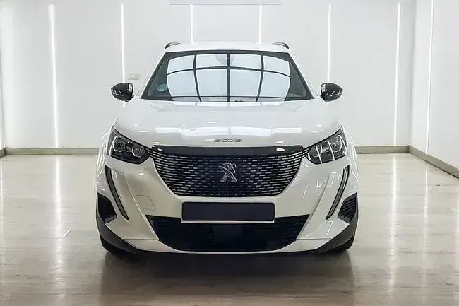 Usado Peugeot 2008 Allure 100 CV (73 kW) 2023 Blanco SUV