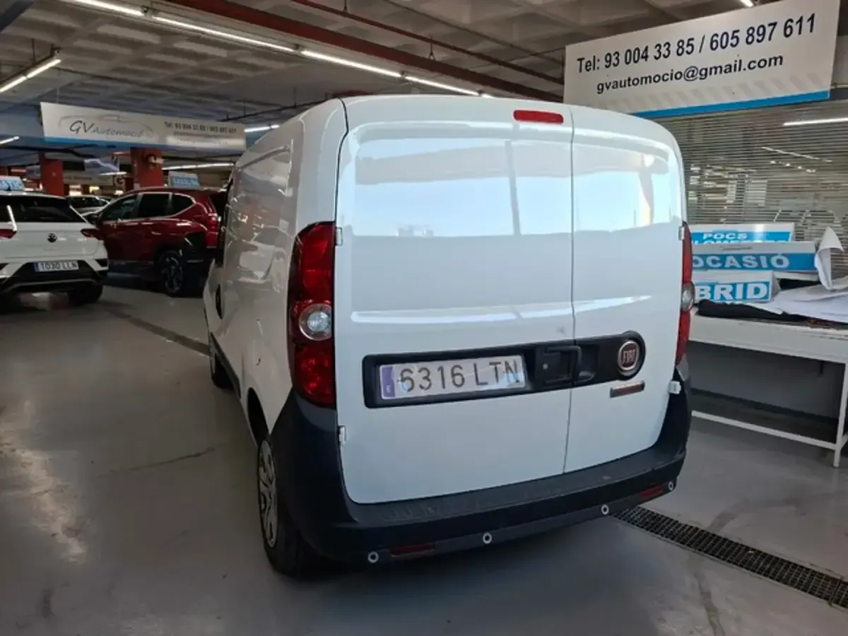 Usado Fiat Doblò 106 CV (77 kW) 2021 Blanco Monovolumen