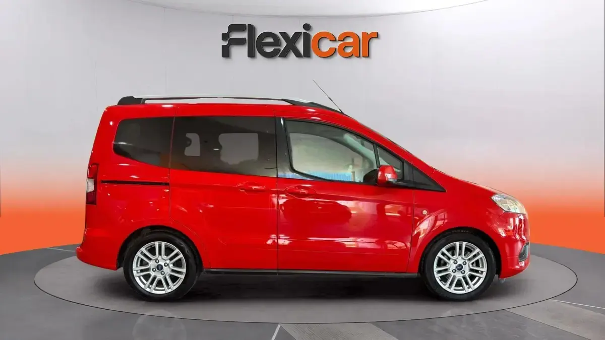 Usado Ford Tourneo Courier Trend 100 CV (73 kW) 2019 Rojo Monovolumen