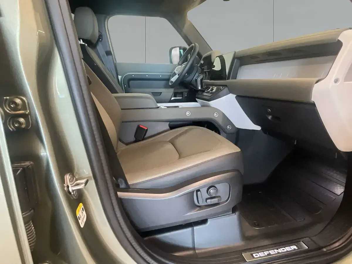 Usado Land Rover Defender SE Dynamic 249 CV (183 kW) 2025 Verde SUV