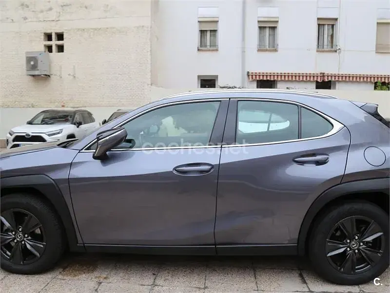 Usado Lexus UX Business Edition 184 CV (135 kW) 2019 Gris / plata SUV