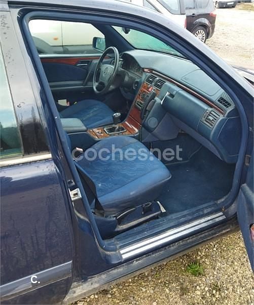 Usado Mercedes E300 Classic 177 CV (130 kW) 1998 Azul Berlina